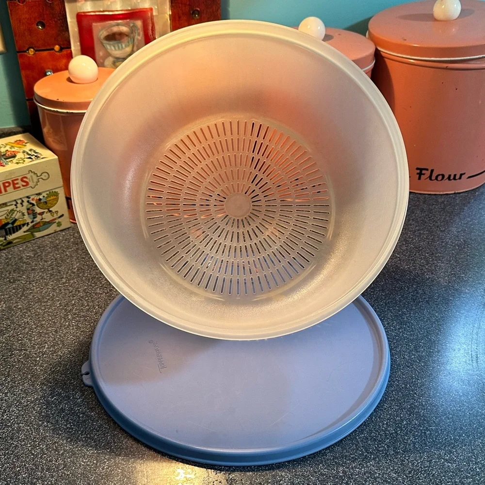 Desirable Wedgewood Blue Lidded Vintage Tupperware Clear Colander Strainer